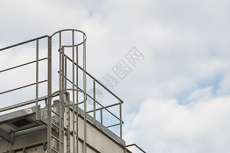 带有楼梯 栏栏杆的工业大楼上部领导技术脚步建筑出口蓝色情况金属天空建筑学图片