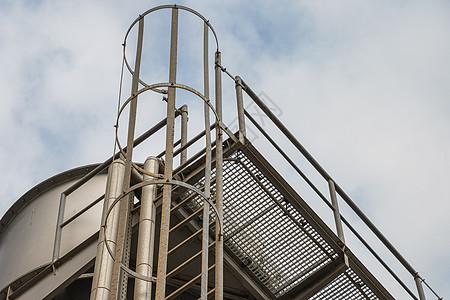 带有楼梯 栏栏杆的工业大楼上部情况安全蓝色白色天空脚步领导技术梯子建筑学图片