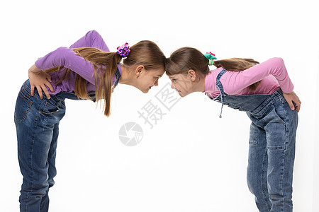 两个女孩争吵 两个女孩站着 额头对立图片