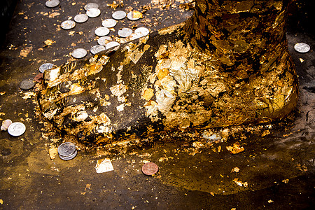 佛足像上的金箔和泰式浴币艺术硬币金属雕像黄色文化寺庙叶子宗教图片