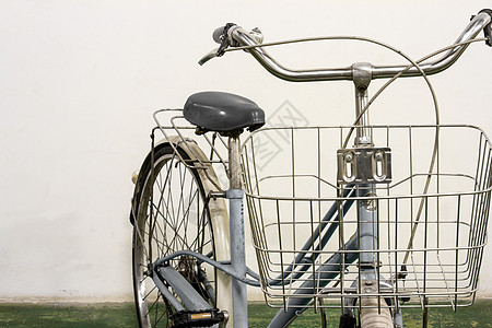 旧自行车白色背景白背景艺术古董车辆运输送货闲暇金子踏板车轮乐趣图片