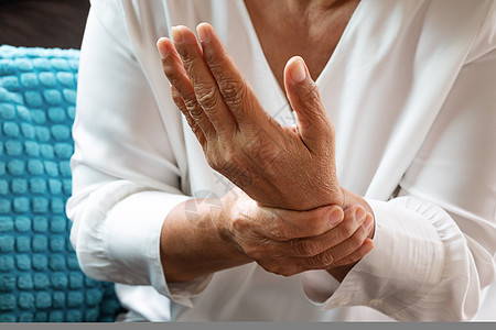 患有手腕疼痛 健康问题概念的老年妇女艾滋病毒艾滋病风湿病疾病风湿伤害医生腕骨创伤药品诊所女士图片