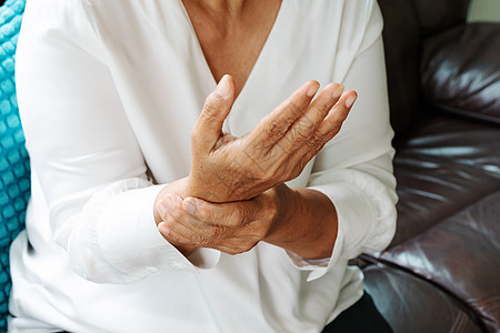 患有手腕疼痛 健康问题概念的老年妇女艾滋病毒艾滋病手指成人症状诊所药品风湿痛苦中年腕骨医院图片