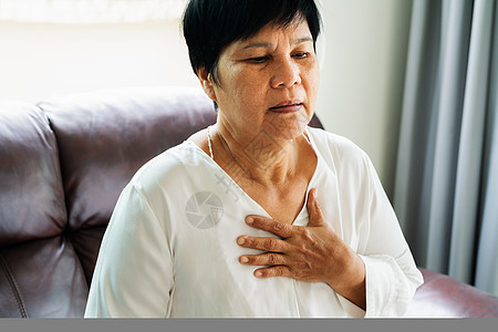 心脏病发作的老太婆抢着胸口疼痛梗塞压力援助女士失败胸部攻击退休情况图片
