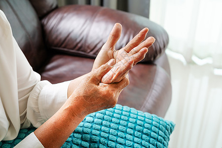 患有手腕疼痛 健康问题概念的老年妇女艾滋病毒艾滋病痛苦症状药品腕骨诊所医院伤害成人风湿疾病图片