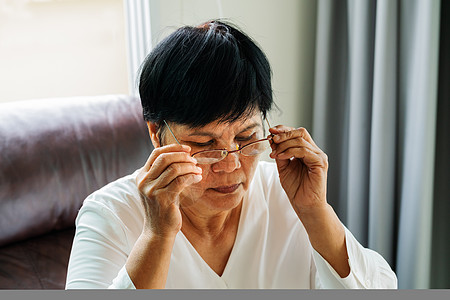 戴眼镜的老妇人的肖像手表开襟衫眼睛女士老年医学长老衰老皱纹女性图片