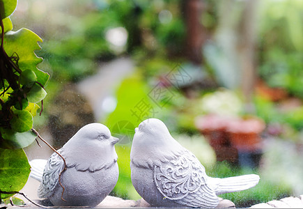 两只鸟 两只白鸟雕像 在花园的花园里穿过风图片