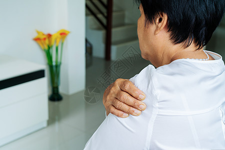 和肩部疼痛 老妇人颈部受痛处痛苦紧张脊柱疾病伤害药品女性中年医生椎骨图片