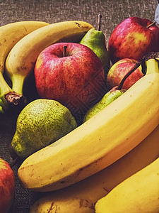 生皮面的有机苹果 梨子和香蕉农业小吃黄色亚麻农民乡村白色饮食热带市场图片