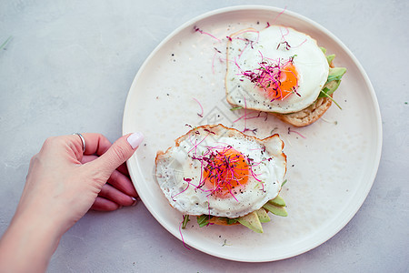 健康食品概念 美味三明治加鳄梨和煎蛋折叠制品美食油炸水果蛋黄面粉胡椒盘子健康图片