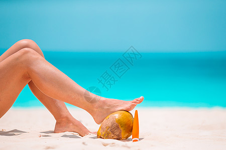 在浅水的白沙滩上 女人的脚享受休闲乐趣蓝色海岸线女孩女性脚趾假期足部图片