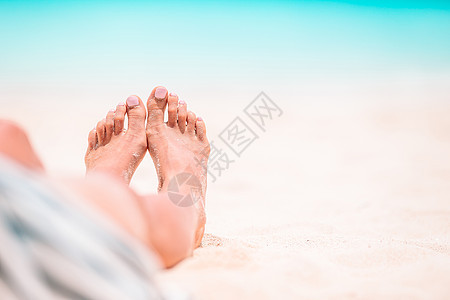 在浅水的白沙滩上 女人的脚脚趾足部享受海岸线女孩女士晴天成人身体赤脚图片