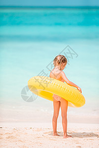 快乐的孩子与充气橡皮圈 在海滩上玩得开心假期海岸橡皮圆圈运动乐趣海景热带幸福微笑图片