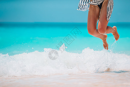 在浅水的白沙滩上 女人的脚休闲旅行赤脚海岸线享受脚趾闲暇乐趣足部女孩图片