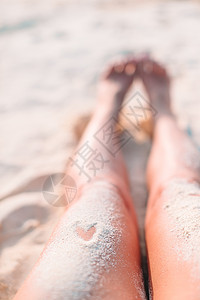 在浅水的白沙滩上 女人的脚闲暇日光浴乐趣足部赤脚女士享受阳光旅行假期图片