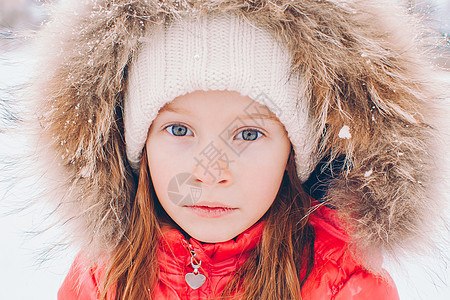 在阳光明媚的冬天天下雪时 可爱小女孩的肖像公园乐趣夹克女性帽子外套天气兜帽幸福孩子图片