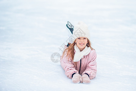 在阳光明媚的冬天天下雪时 可爱小女孩的肖像女性夹克围巾兜帽毛皮公园婴儿乐趣季节森林图片