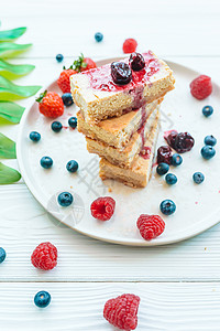 蓝莓切片方蛋糕经典芝士蛋糕的切片 白色盘子里有新鲜果子 健康的有机夏季甜点饮食馅饼面包浆果蛋糕小吃饼干食谱篮子覆盆子背景