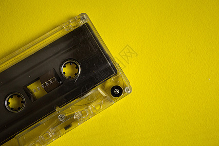 黄色背景上的复古录音带立体声记录红色绿色卡片正方形音乐金属白色蓝色图片