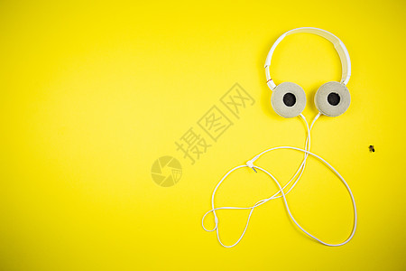 黄色背景上带 3 5 毫米线的白色音频耳机玩家娱乐电缆卡通片插图配饰麦克风打碟机立体声耳朵图片