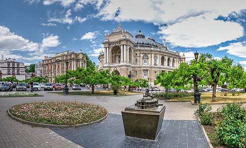 乌克兰的敖德萨歌剧院和芭蕾舞厅天空街道音乐剧院圆顶正方形芭蕾舞国家音乐会雕塑图片