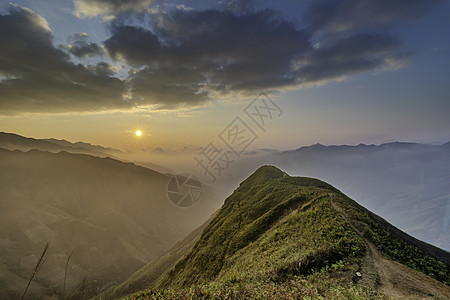 Ta Xua是越南北部著名的山脉 全年 山峰在云层之上升起 造成云的反向天空场地爬坡旅行绿色阳台天堂旅游游客多云图片