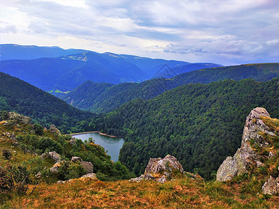 湖位于Vosges山丘地貌之间的山谷中图片