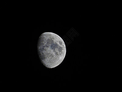 月亮在夜空中闪耀着苍白的光芒图片