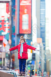 在纽约时代广场上 可爱的小女孩玩得开心极了女孩季节公园旅行广场石头乐趣溜冰场新年夫妻图片