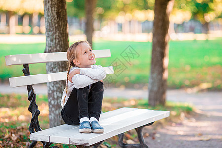 在美丽的秋天户外的美丽秋天 可爱的小女孩外套森林晴天季节橙子女性童年婴儿孩子享受图片