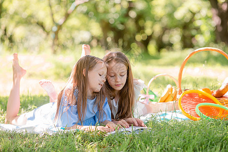 两个在公园野餐的小孩草地食物赤脚篮子说谎家庭女孩婴儿享受幸福图片