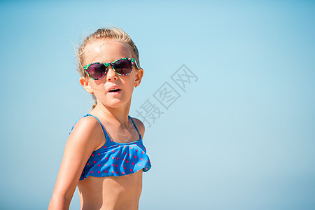 在欧洲度假期间 在海滩玩耍的可爱的小姑娘们婴儿热带海洋乐趣旅游支撑海岸帽子女儿假期图片