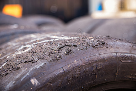 用轮胎维修和损坏的汽车轮胎修理 在公路上更换一个平式车胎生态回收车轮交通积木环境机械运输改造道路图片