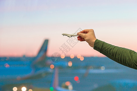 握着飞机型号的近手飞机场空气货物玩具天空公司航空公司翅膀客机套装图片