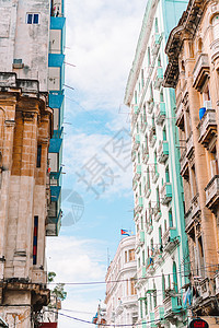 哈瓦那废弃旧房屋的真实观点 在汽车旅游街道建筑运输景观旅行殖民建筑学地标图片