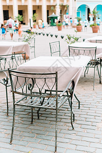 在哈瓦纳市 夏季空旷的空旷空气中休息闲暇午餐菜肴娱乐餐厅椅子酒吧用餐服务玻璃图片