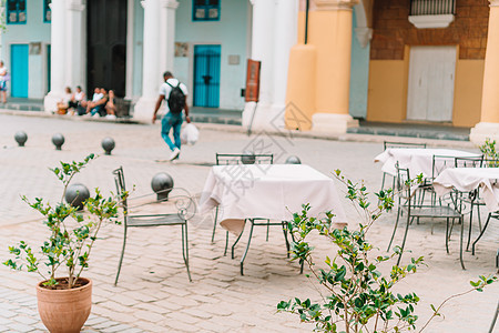 在哈瓦纳市 夏季空旷的空旷空气中休息食物用餐扶手椅午餐玻璃酒吧露台服务美食城市图片