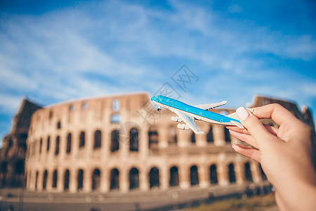 小型飞机型号背景展览会 意大利罗马航空斗兽场蓝色天空旅游航班墙纸运输旅行玩具图片