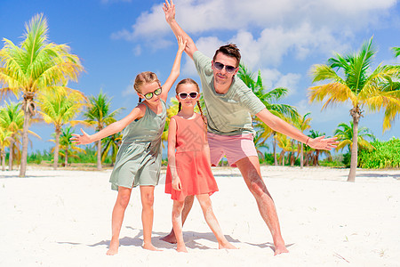 父亲和孩子们享受沙滩暑假假期幸福孩子情感男人海岸线海景女孩爸爸父母图片