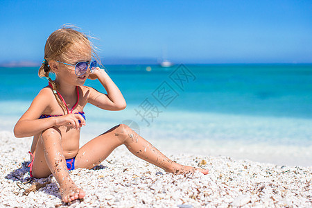 可爱的小女孩在度假期间 在热带海滩玩得开心海岸情调女性海洋假期自由乐趣支撑孩子女孩图片