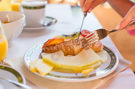 餐桌上健康早餐 在安息度假胜地关门了咖啡酒店浆果餐厅面包玻璃果汁热带奶油宏观图片