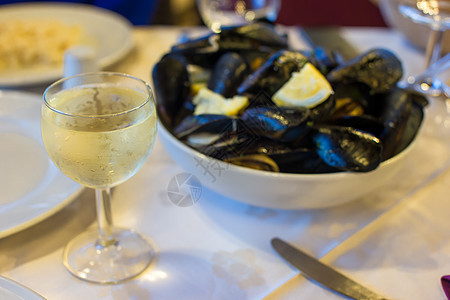 餐桌上盘子里有白葡萄酒酱的罐头美食服务午餐贝类奢华牡蛎海洋营养拼盘柠檬图片