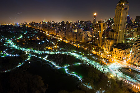 纽约中央公园全景空景在漆黑的夜晚摩天大楼景观场景地标城市市中心建筑街道阁楼办公室图片