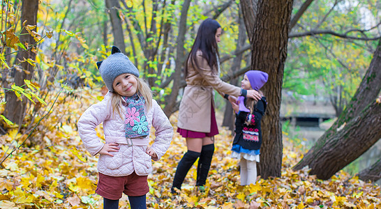 秋游公园户外小女孩和年轻母亲树木姐姐家庭妈妈女儿森林伙伴晴天草地女士图片