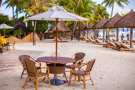 热带海滩的户外咖啡馆餐厅海景木头扶手椅酒吧瓶子午餐长椅假期旅行图片