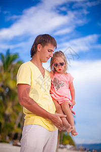 快乐的爸爸和他的女儿 在白沙滩上父母家庭海滨热带海岸女孩父亲爸爸享受婴儿图片