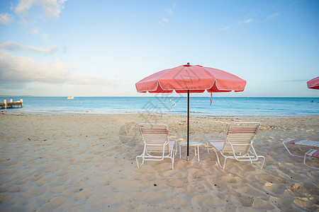 热带空旷的热带沙沙滩 配有雨伞和沙椅椅子蓝色异国海滩晴天天堂海岸线休息室情调海景图片