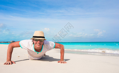 年轻人在沙沙滩上做推推图片