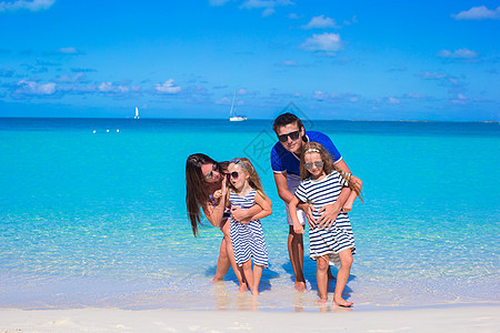 年轻美丽的家庭 有两个孩子在暑假度假异国海滩享受海洋母亲假期父亲阳光情调女性图片