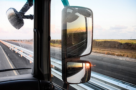黎明时在卡车驾驶舱 大后视镜出租车衬套公司陆地货车反射镜子大灯方向盘车辆图片